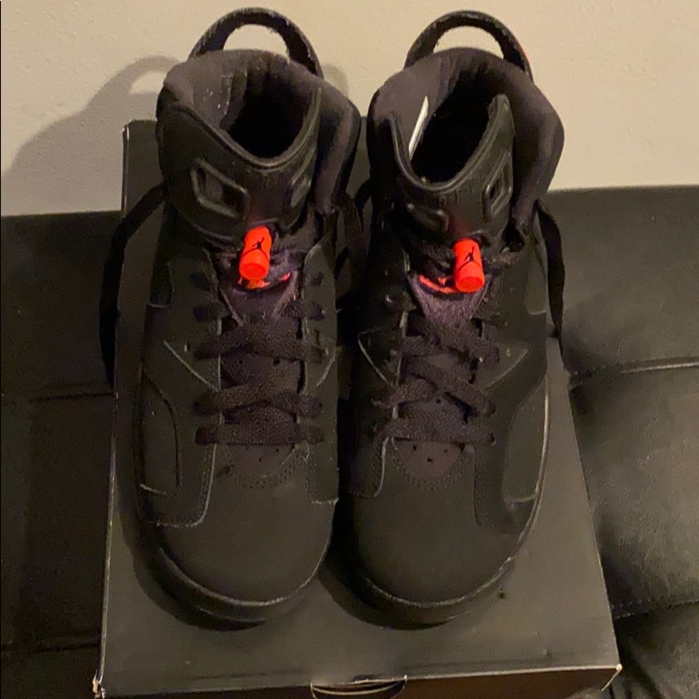 Air Jordan Retro 6 size 6.5Y